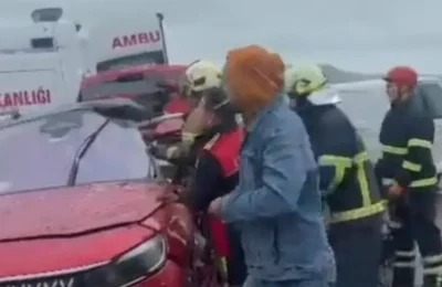 Bursa yolunda can pazarı! Yağış kazayı getirdi: Takla atan araçta sıkıştılar