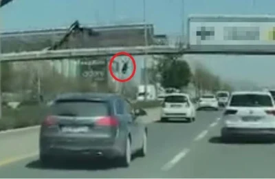 Üstgeçitten düştü… Afiş asarken hayatından oldu!