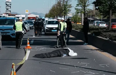 Ankara’da feci ölüm! Afiş asarken üst geçitten düşen kişiyi otomobil ezdi