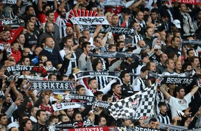 Beşiktaş taraftarından direnen Doruk Madencilik işçilerine destek