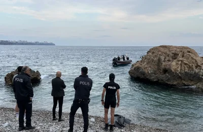 Denize girip boğuldu