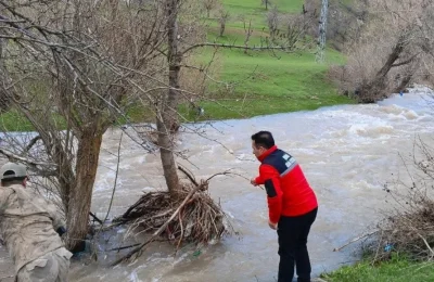 Dereye düşen çocuk aranıyor
