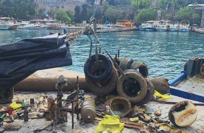 Gizli tehlike ortaya çıktı: Kaleiçi Limanı’ndan 5 ton çöp çıkarıldı