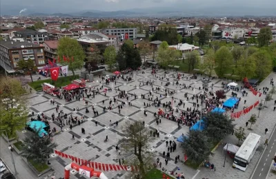 Düzce Anıtpark Meydanı’nda 23 Nisan Kutlamaları Çocukların Yoğun Katılımıyla Gerçekleşti!