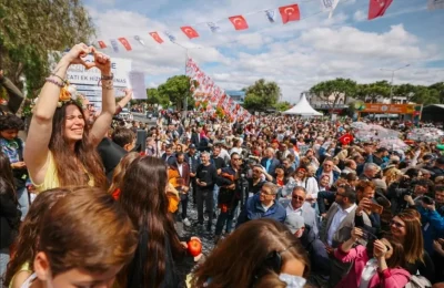 Çeşme Belediye Başkanı Lâl Denizli: “23 Nisan gururuyla yürüdük, çocuklarımız en güzel pusulamız”