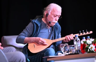 Manisa Büyükşehir Belediyesi etkinliğinde Cahit Berkay Manisalılarla buluştu