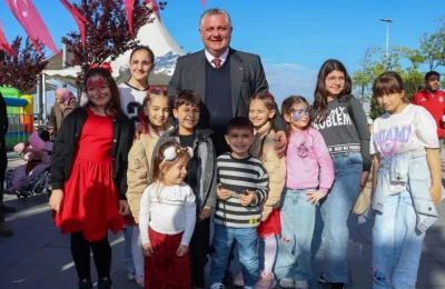YALOVA BELEDİYE BAŞKANI MEHMET GÜREL 23 NİSAN ETKİNLİKLERİNDE ÇOCUKLAR VE AİLELERLE BULUŞTU