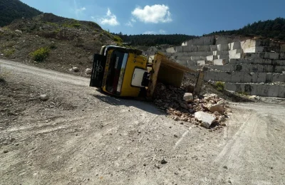 Mermer ocağında kaza: Taş yüklü kamyon yan yattı