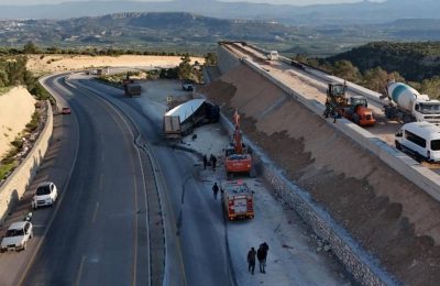 Mersin’de tır kaçış rampası inşaatına çarptı: 1 işçi yaşamını yitirdi