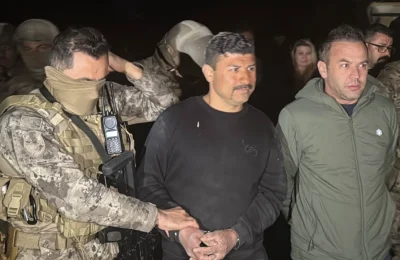 Şiddet ihbarına giden polislere ateş açtı