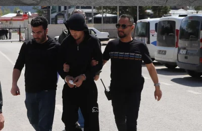 Sokak düğünü kanlı bitti: Eşya toplama kavgasında birbirlerini bıçakladılar