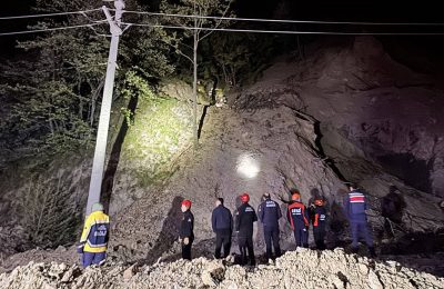 Yamaçta mahsur kalan 3 kişi kurtarıldı
