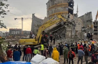 Yıkımda göçük altında kalan işçi kurtarıldı